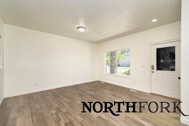 Building Photo - Perfectly Placed Meridian Home in Convenient Location