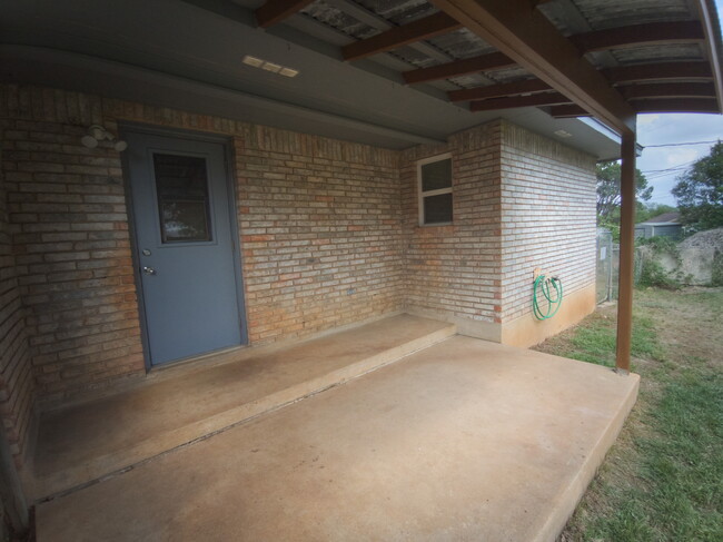 Building Photo - 327 Briarwood Dr