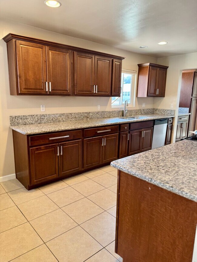 Building Photo - OPEN HOUSE 8/16/25 3pm-4pm