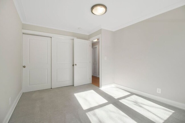 Building Photo - Sunny 3-Bedroom Corner Unit in Eckington/B...