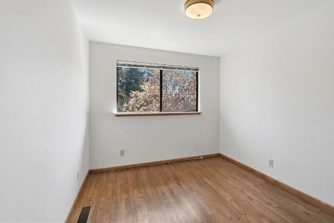Building Photo - 3bd/2ba Bellevue Home