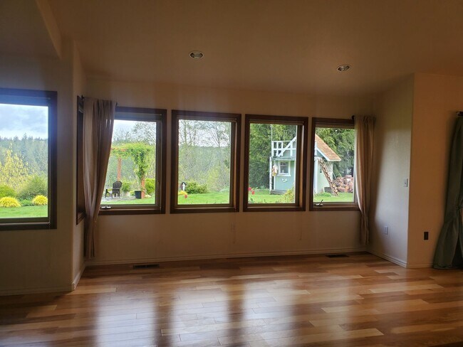 Building Photo - Beautiful home over the Hammersley Inlet