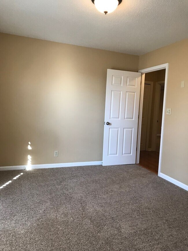 Building Photo - 3 Bedroom Home with Bonus Room For Rent!