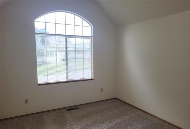 Building Photo - Spacious 4 Bedroom 2.5 Bathroom House loca...