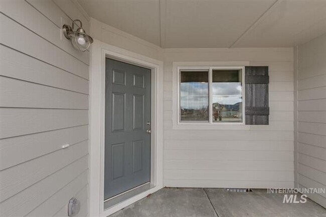 Building Photo - Wonderful 3 bedroom 2 bath single level living-PHOTOS SIMILAR