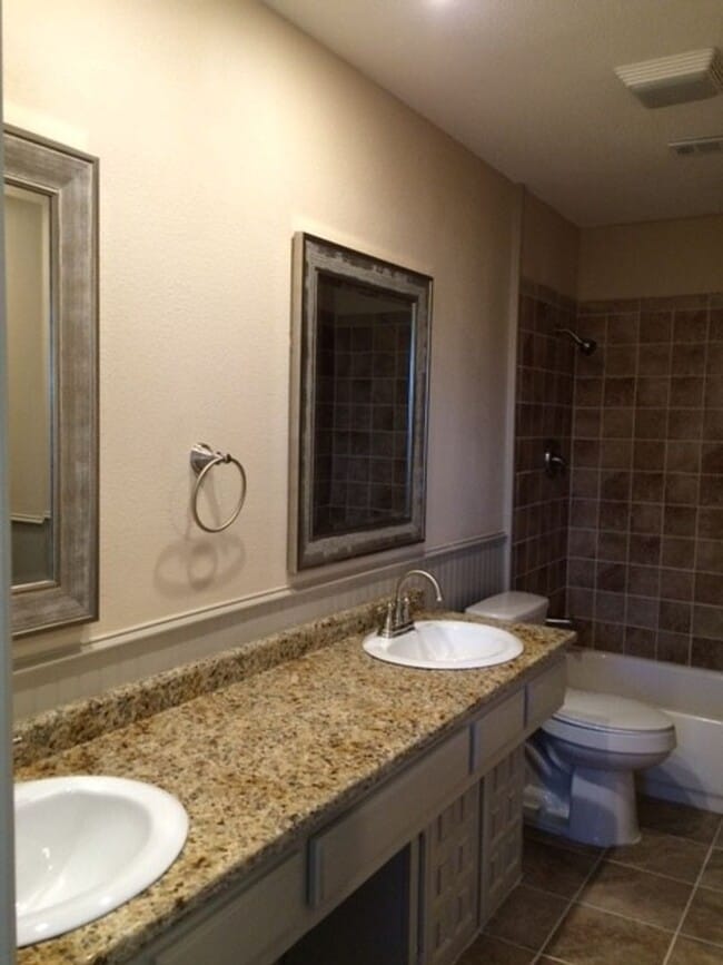 Building Photo - Cute 3/2 duplex in Frisco, Tx- Available NOW and Renovated