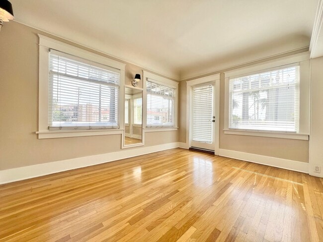 Building Photo - Sun-Drenched Top Floor 3BD in the Heart of Belmont Heights | Garage Included