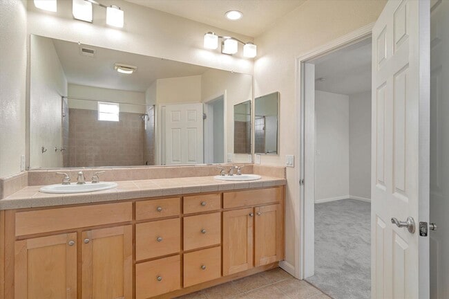 Building Photo - 581 Bridgeport Terrace