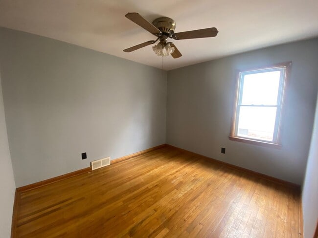 Building Photo - Charming 3-Bedroom Property in Prime Location