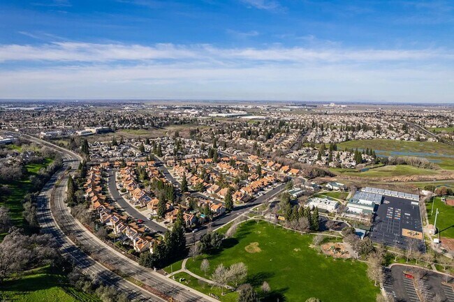 Building Photo - NICE TWO STORY ROCKLIN HOME WITH LARGE BONUS ROOM UPSTAIRS NEXT TO TWIN OAKS PARK & SCHOOLS!