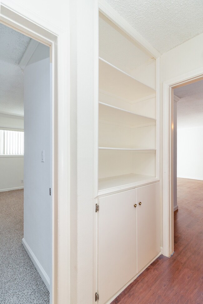 Building Photo - 6199 Canterbury Dr