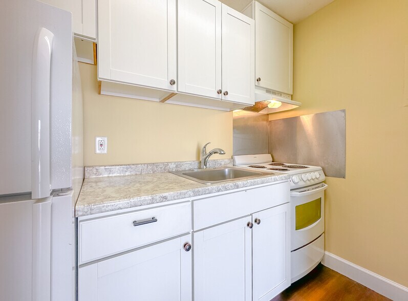 Building Photo - 2241 W Pensacola St