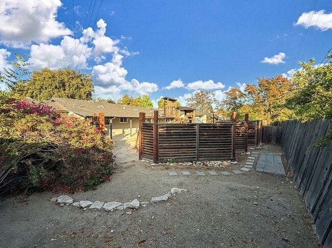 Building Photo - 1251 Buckingham Dr