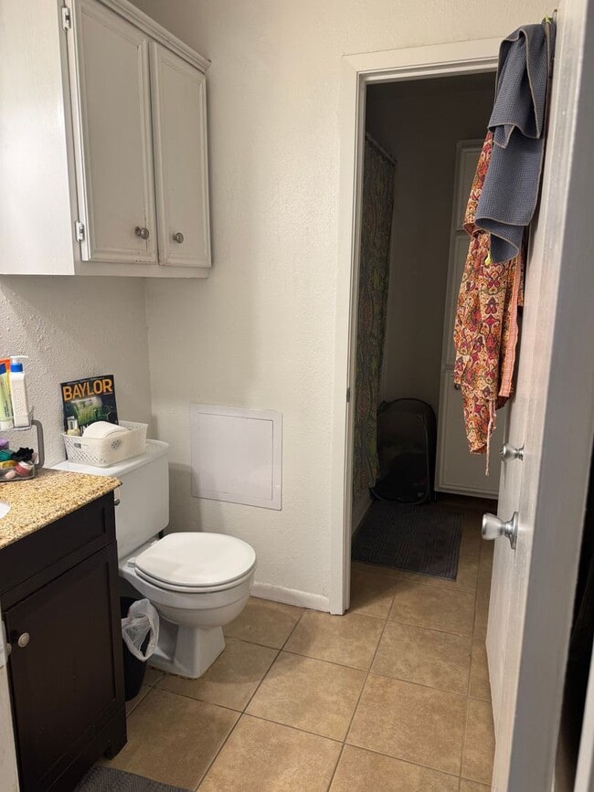Building Photo - DECEMBER MOVE IN!  Cute 3 Bedroom 1.5 Bath...