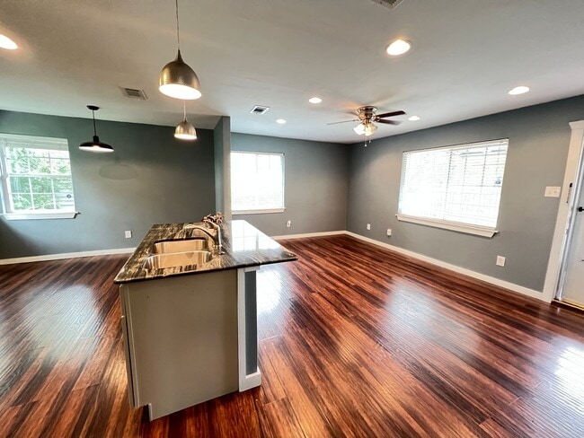 Building Photo - Remodeled and charming 2/1 located close t...