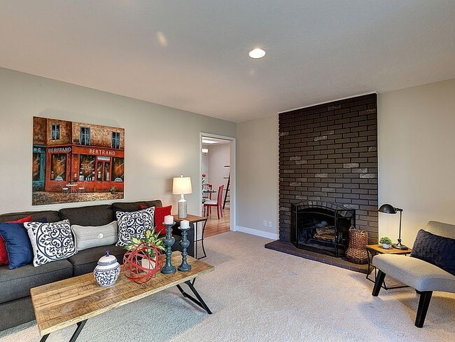 Building Photo - "Spacious 3-Bedroom Retreat with 2 Full Baths in Charming Pleasanton!"