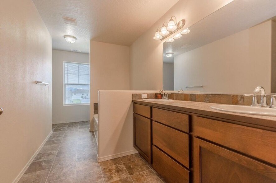 Building Photo - 4580 W Magrath Dr