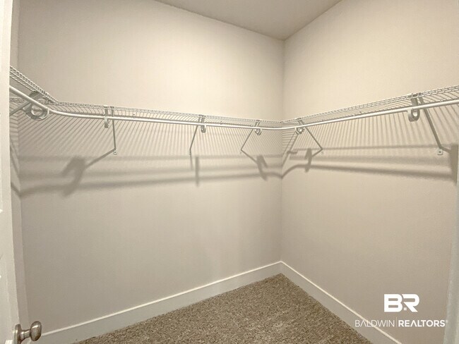 Building Photo - 10078 Lakeview Dr