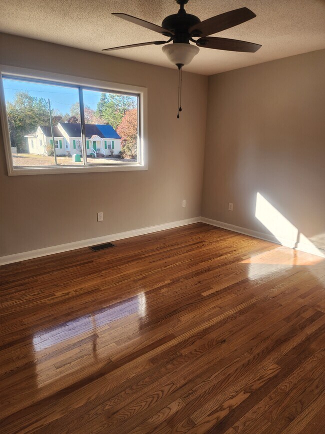 Building Photo - 3231 Dorian Rd