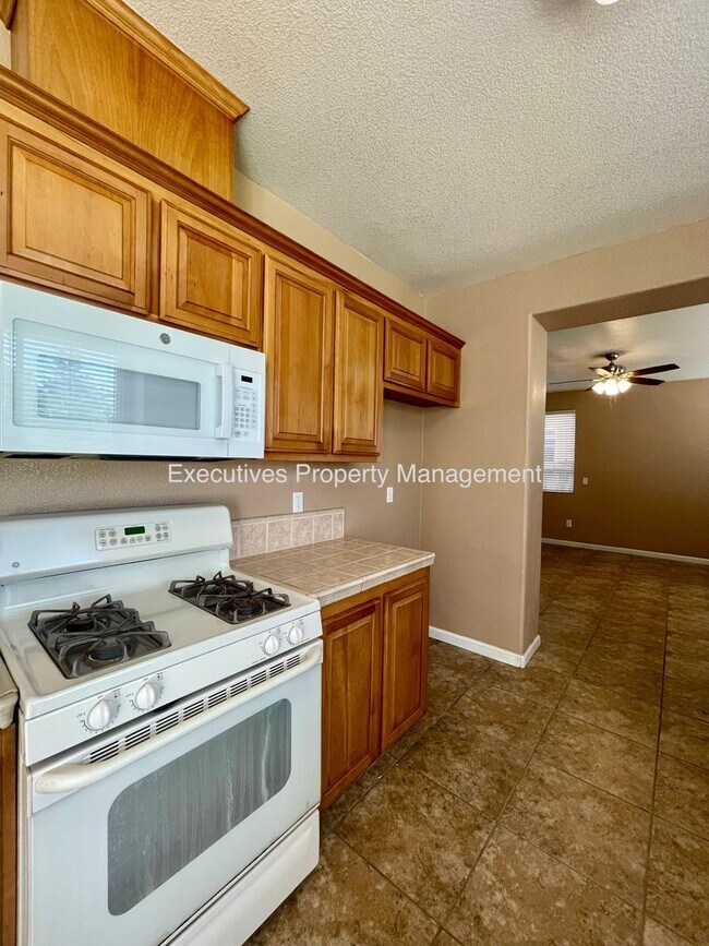 Building Photo - Available Now || 565 Peach Dr Chowchilla