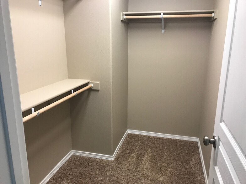 Building Photo - 1740 SW Panorama Dr