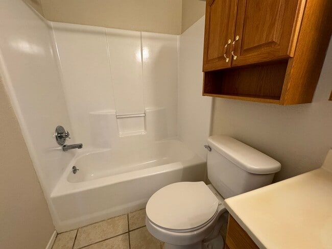 Building Photo - Gorgeous 3 bedroom 2 bathroom home