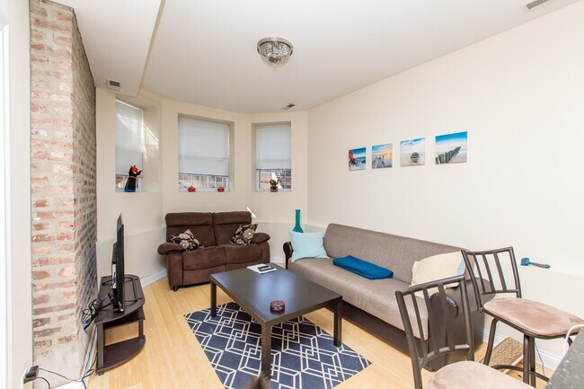 Building Photo - Condo Quality 2bed/1bath GARDEN space in t...