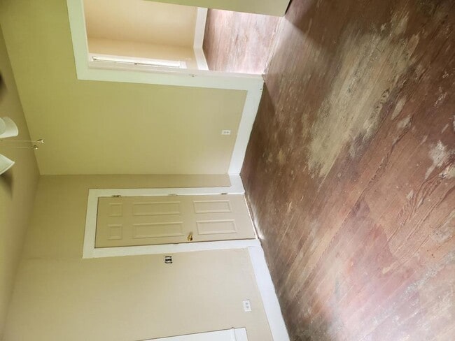 Building Photo - 319 E Nelson St