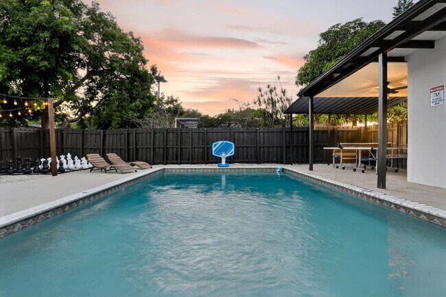 Building Photo - 6450 Perry St