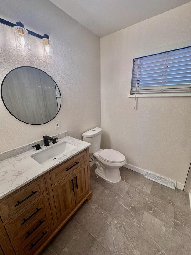 Building Photo - 417 S Owens St