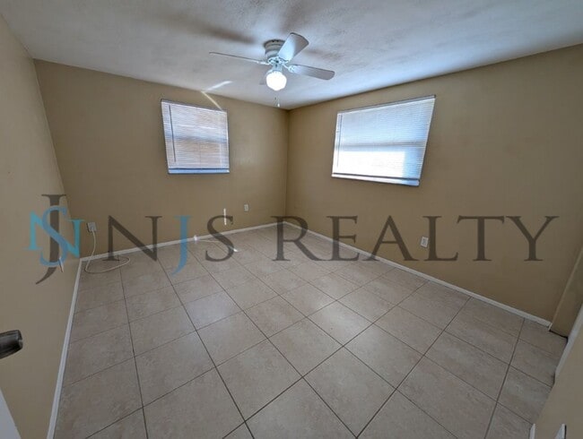 Building Photo - JUST REDUCED!!!  Large 2/2/1 1060 sq ft home with INDOOR LAUNDRY, a full garage, updated kitchen ...