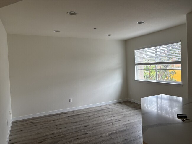 Building Photo - 4023 Bluff View Way