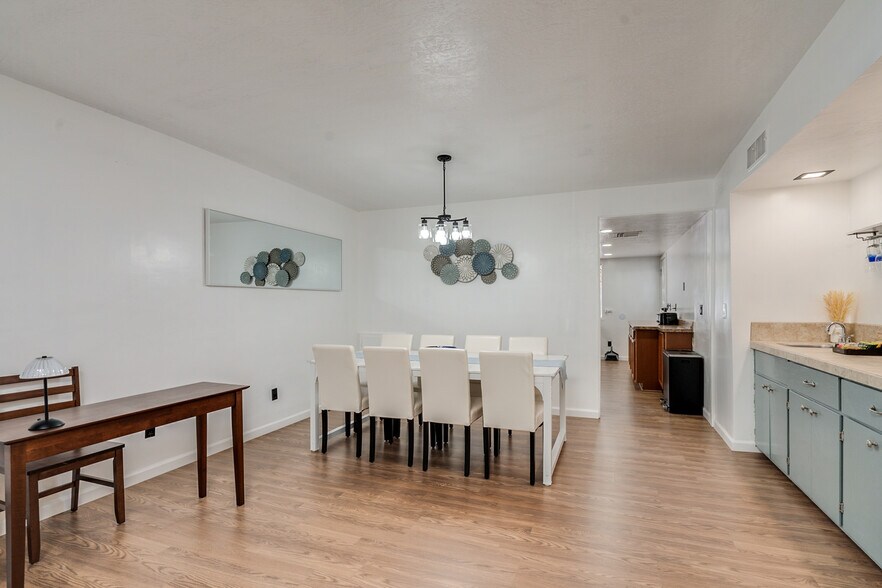 Diningroom seating for 8+ - 9870 E Celeste Dr
