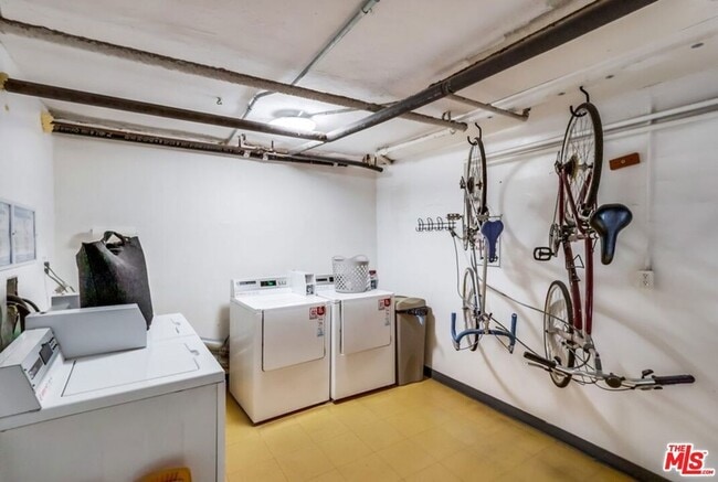 Building Photo - 1275 Havenhurst Dr