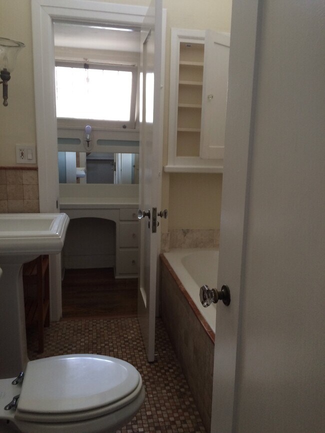 BATHROOM - 1026 Havenhurst Dr