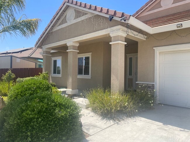 Building Photo - 519 Camelot Dr