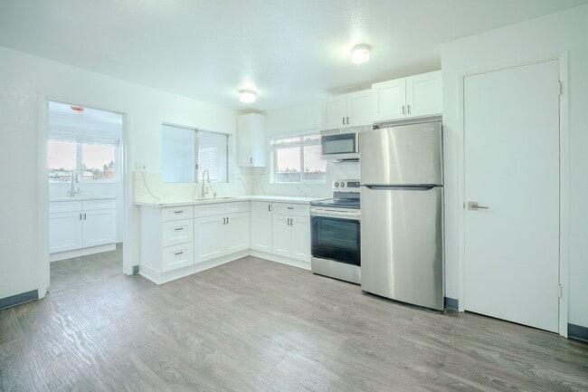 Building Photo - OPEN HOUSE 2/17, 2/21 @ 1P-2:30P - Duplex upper unit in Central District - Upper