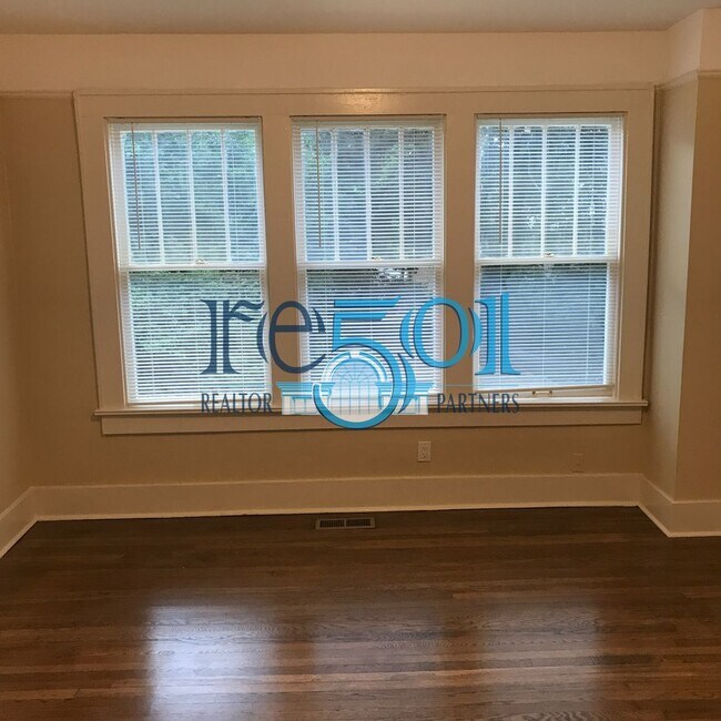 Building Photo - *New Price*  Newly Renovated Immaculate Co...