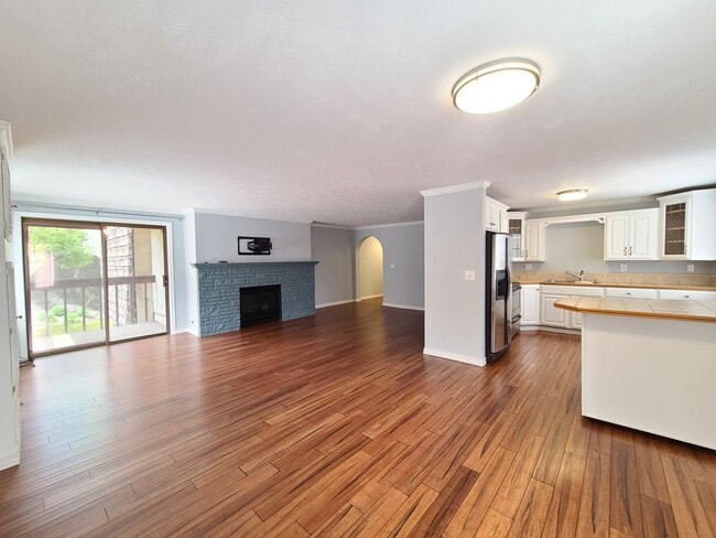 Building Photo - $1,650 - 2 Bed / 2 Bath Spacious Top Floor Condo (First Month Free!)