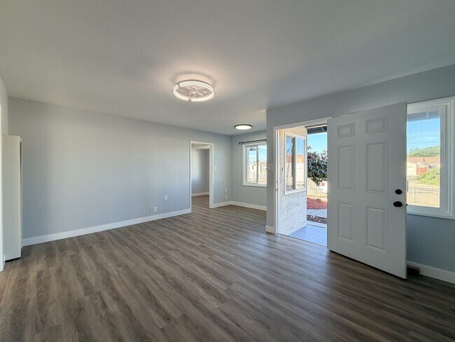 Building Photo - 502-504 E Hemlock- LT