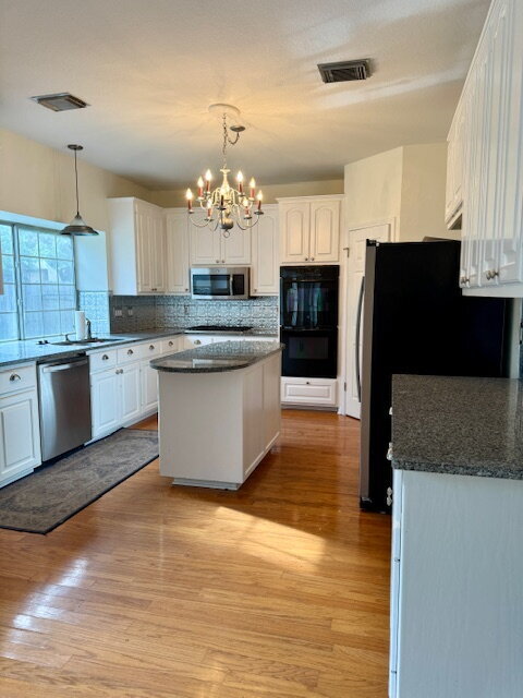 Building Photo - Elegant 4-Bedroom Retreat in Austin's Scen...