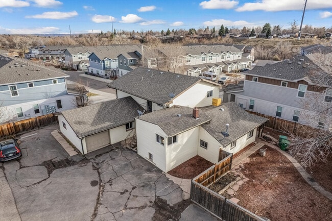 Building Photo - 1190 Oak Cir