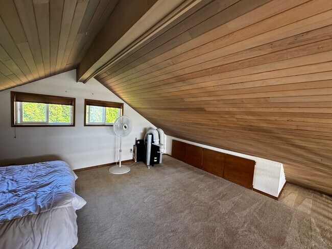 Building Photo - 2 Bedroom + Bonus Room + Loft Hansville Ho...