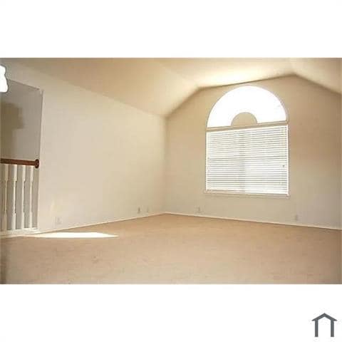 Building Photo - 1310 Pinehurst Dr