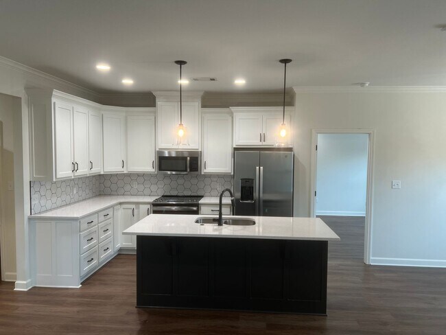 Building Photo - Charming 3 Bed 2 Bath Home