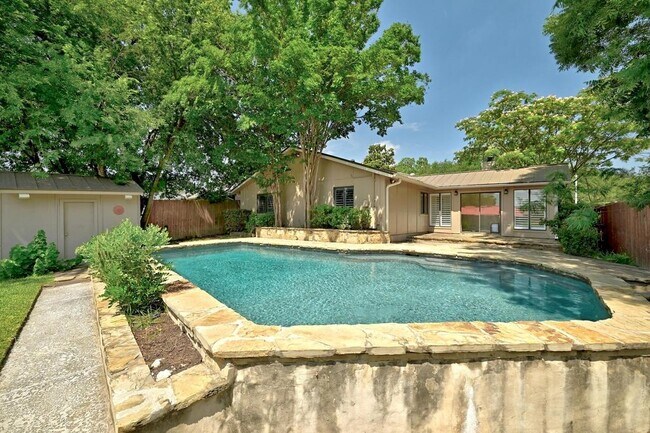 Building Photo - 6903 Moonmont Dr