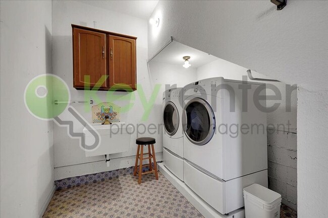 Building Photo - 3556 Mesa Verdes Dr