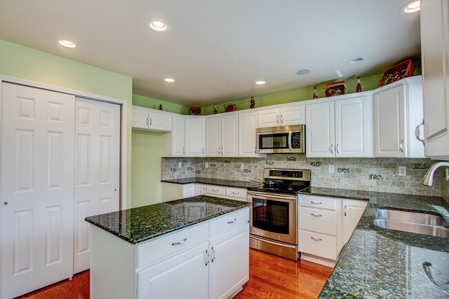 Building Photo - Impeccable 5 Bedroom Home with Mountain Views