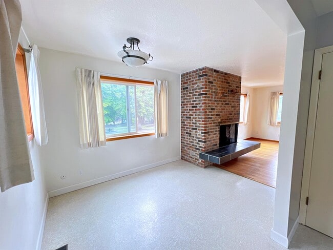 Building Photo - 3385 SE 10th Ave