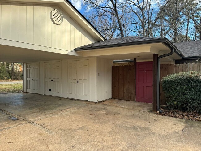 Building Photo - 636-638 Town Oaks